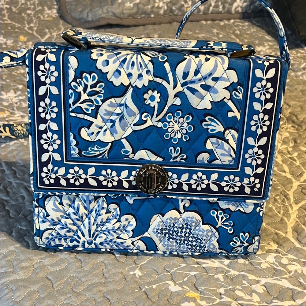 NWOT Vera Bradley bag. Structured bag!! Absolutely perfect!! This bag is so cute